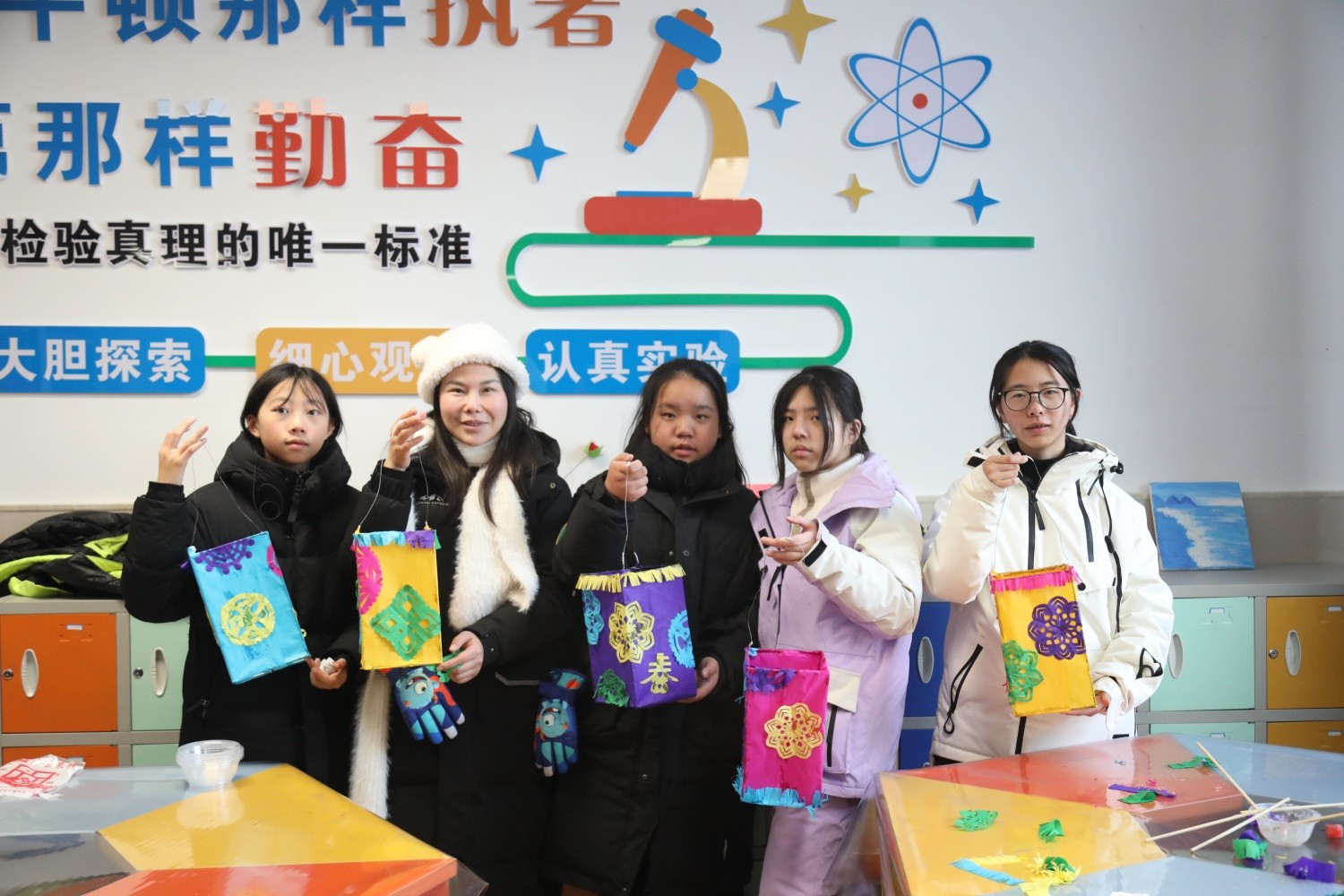 1730104536884371.jpg 做灯笼.jpg