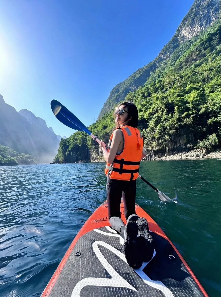paddleboarding_with_life_jacket 拷贝.jpg
